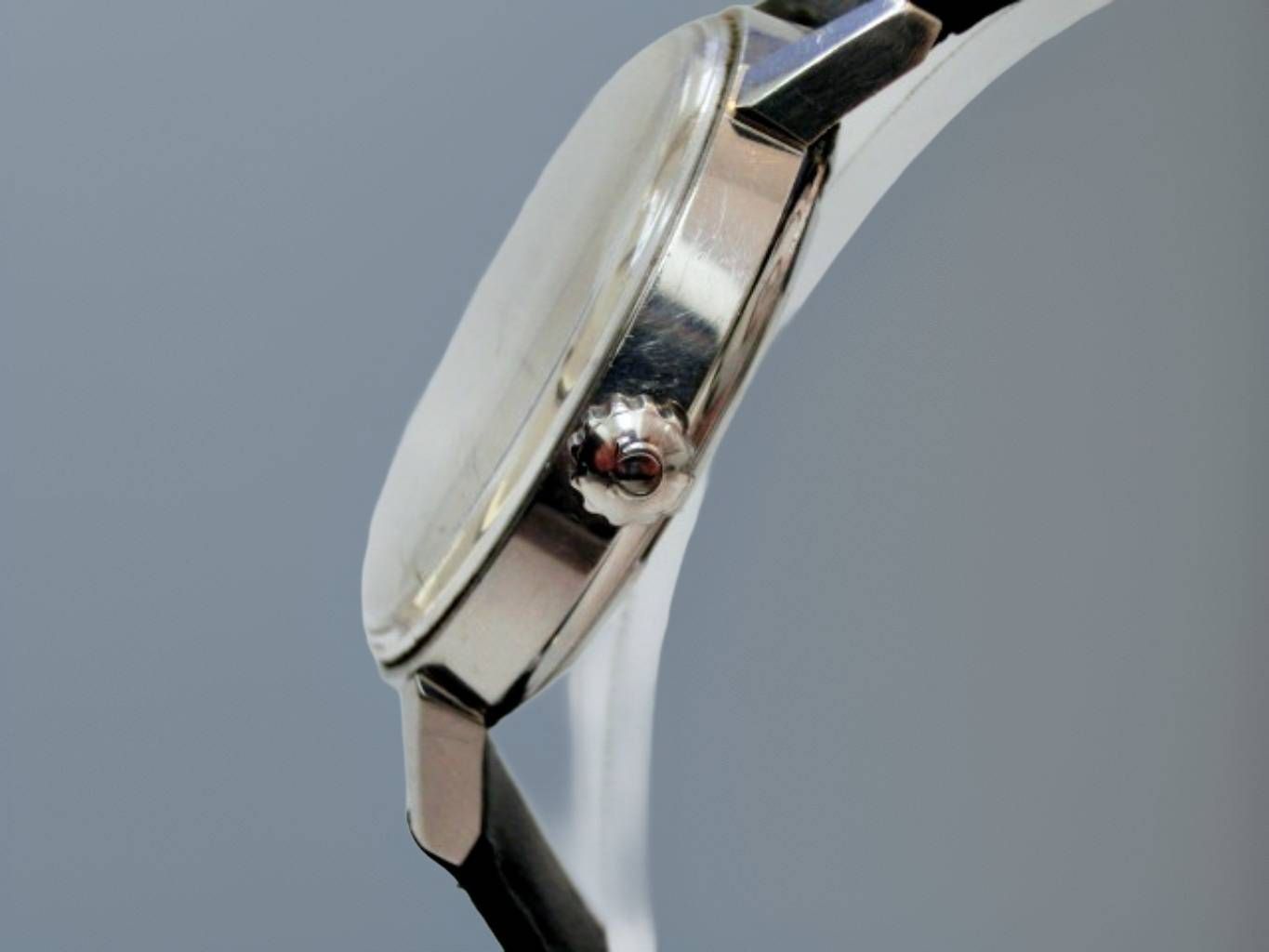 美品 OMEGA Geneve ジュネーブ 135.011 Cal.601 Omega Geneve 135.011 WITH OMEGA BOX – Perpetual Watch Lover