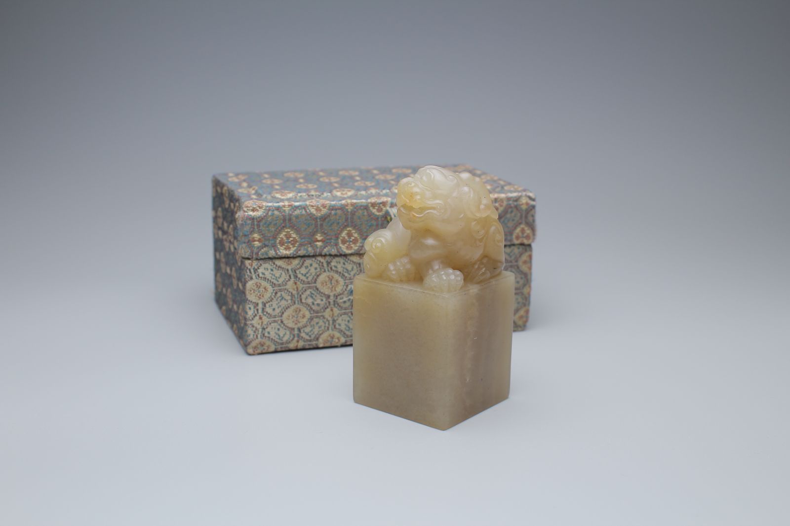 送料無料　民国寿山石篆刻印章（印鑑）一対　在銘　中国古玩骨董書道具 中国古玩 古寿山田黄石彫り 篆刻 「羅漢」 印章 書道具 文具 置物 中国