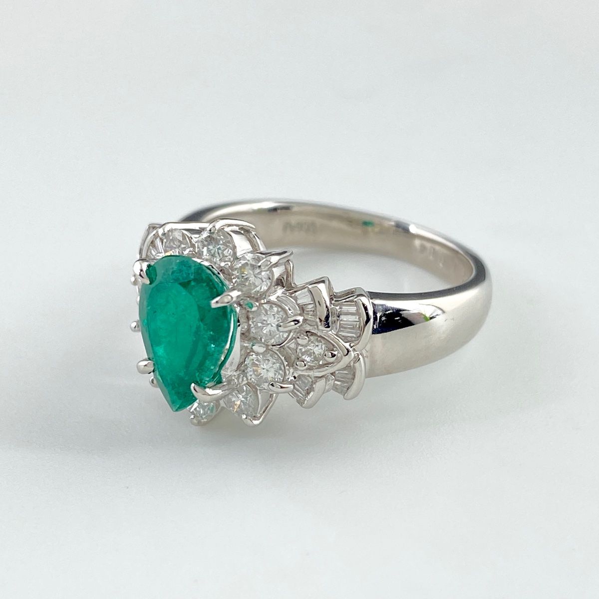 在庫一掃】 エメラルド デザインリング プラチナ 指輪 メレダイヤ  