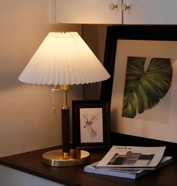 感 モダンデスクライト ゴールドアクセント ファブリックシェード ベッドサイドランプ テーブルライト インテリア照明 おしゃれ リビングルーム 寝室 書斎 玄関 受付 ホテル風 インテリア雑貨