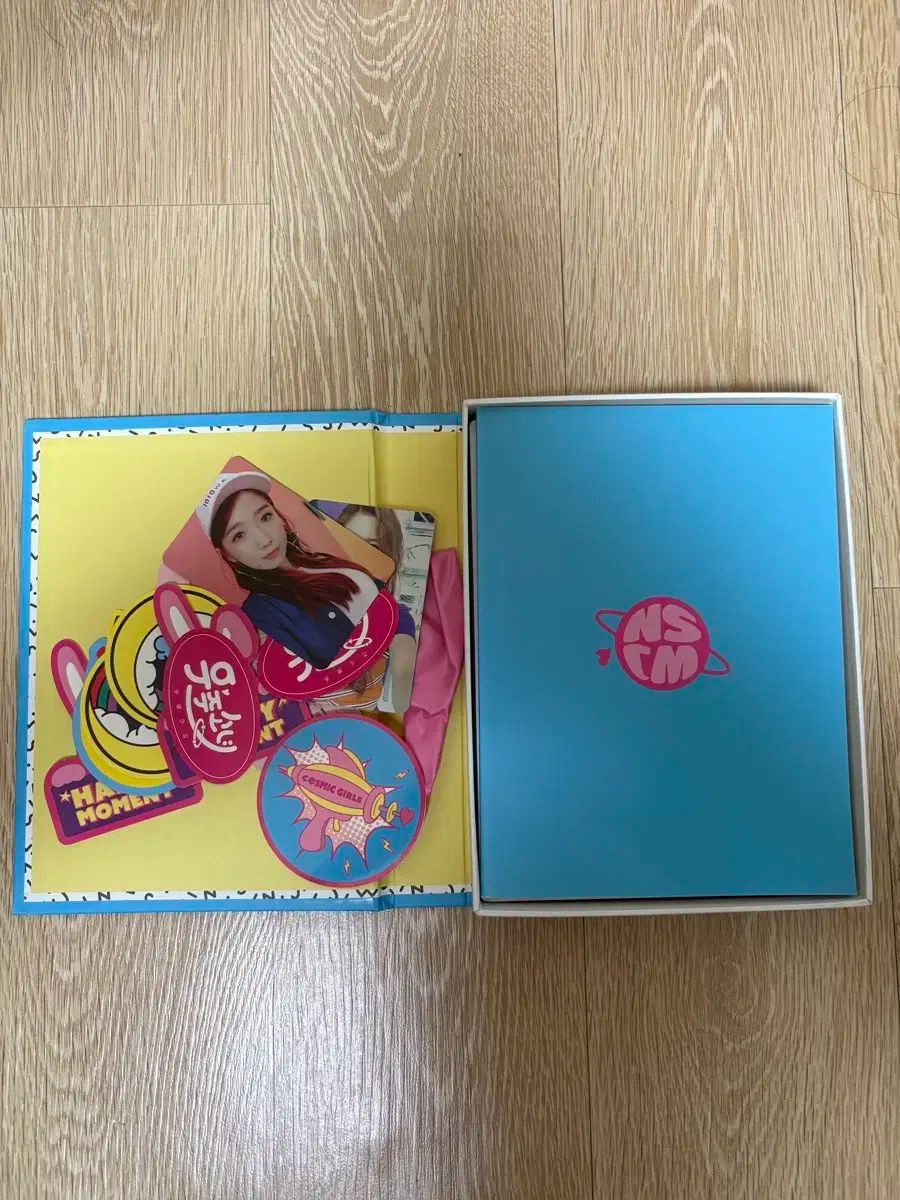 宇宙少女 サイン入りCD 宇宙少女(WJSN) Happy Moment アルバム サイン入り CD 非売品