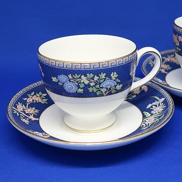 未使用 WEDGWOOD ウェッジウッド ブルー サイアム カップ＆ソーサー 2客 未使用品 ウエッジウッド BLUE SIAM ブルーサイアム  ボーンチャイナ 英国製 黒壺 金彩 カップ ＆ ソーサー ペア セット - メルカリ