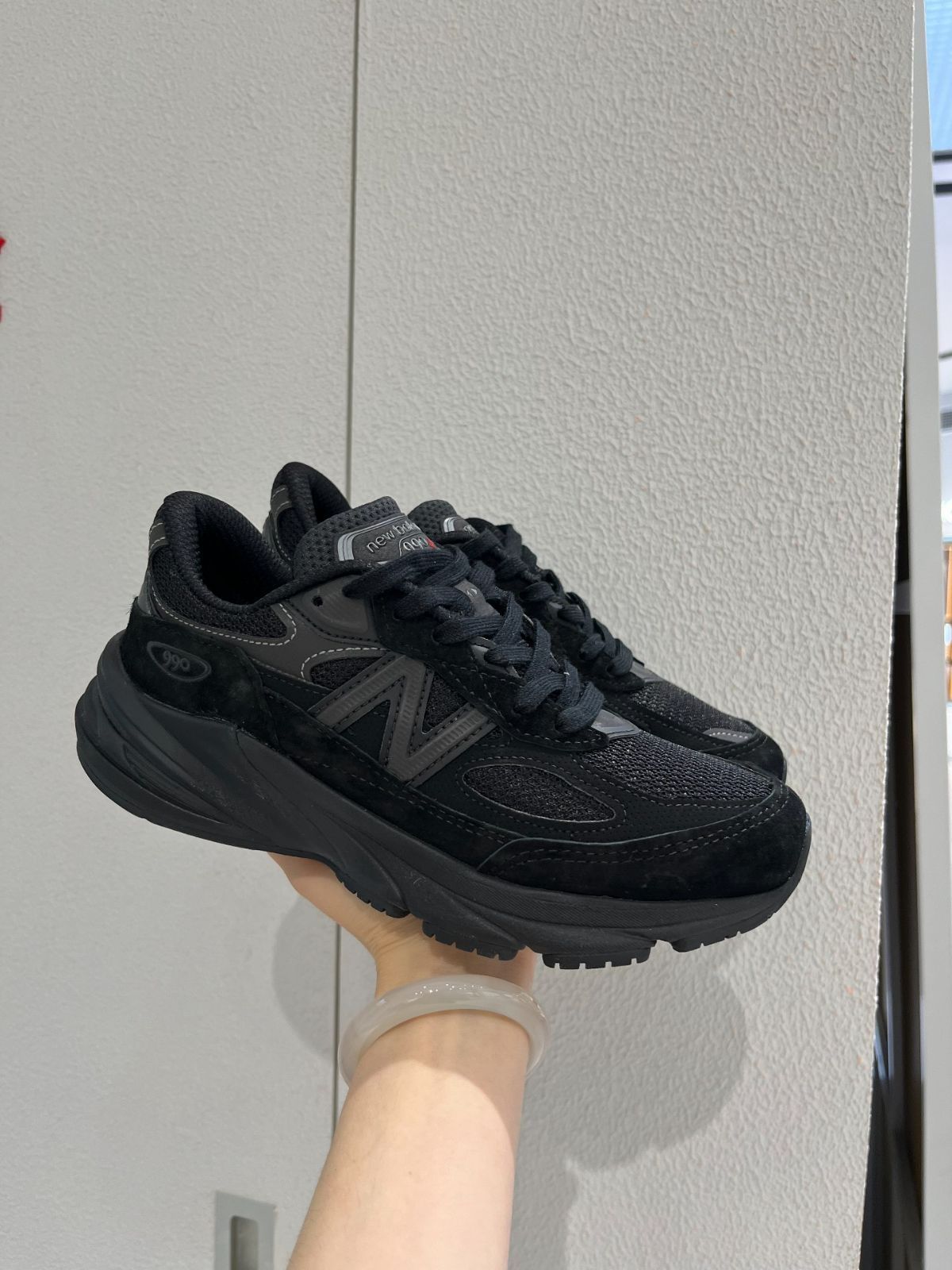 本日の特別価格ニューバランス 990V6 "トリプルブラックNew Balance 990V6 "Triple Blackスニーカー"