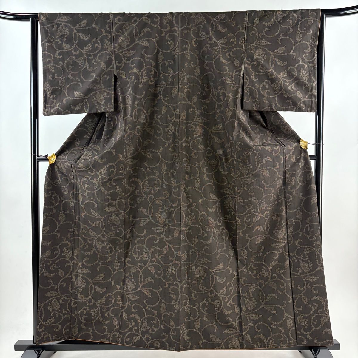紬 身丈160.5cm 裄丈64cm M 袷 葡萄唐草 焦茶色 正絹 秀品