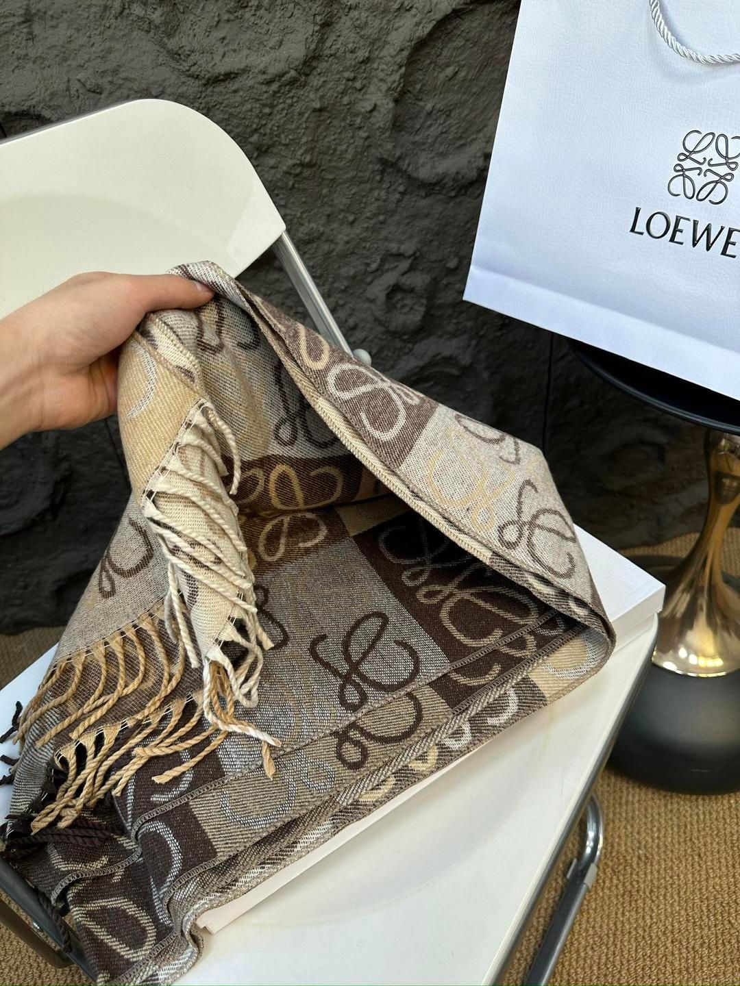 Loeweロエベの秋冬シンプルなグレーのスカーフ｜ ｜ ♥