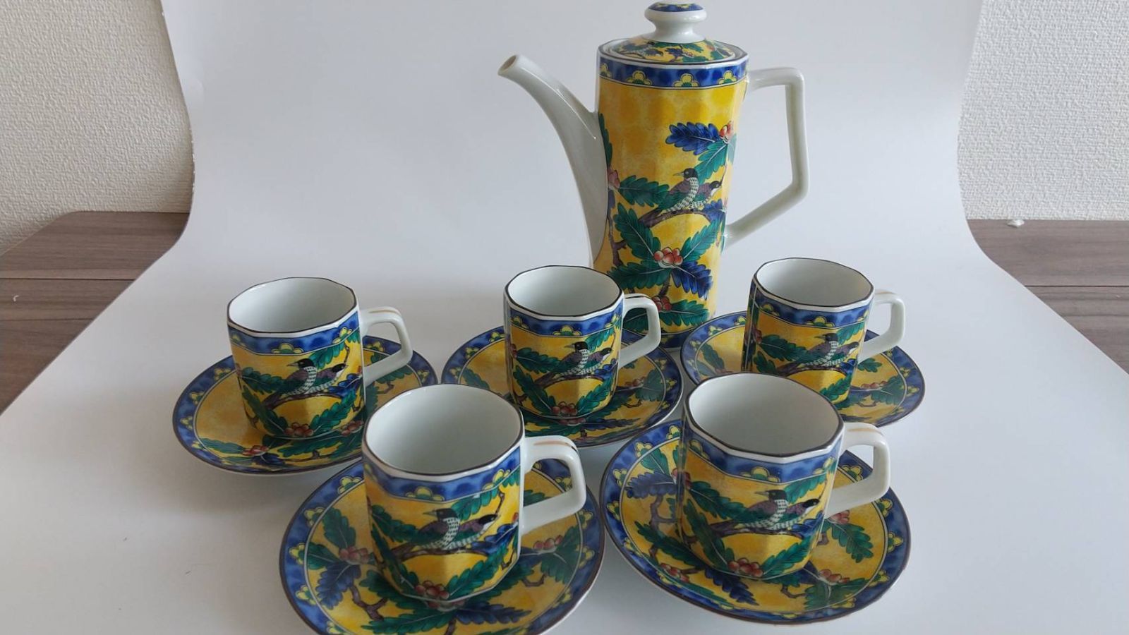 ＊【未使用】高峰作 黄地花鳥 ティーポット&カップ5客セット コーヒー 伊万里 高峰作 黄地夫婦鳩花鳥 ティーポット & カップ & ソーサー 5客