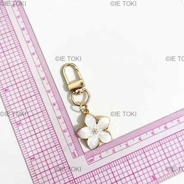 【送料込】Off-White_バッグアクセサリー＆チャーム さくら-女性用エナメルフラワーバッグチャーム キーホルダー
