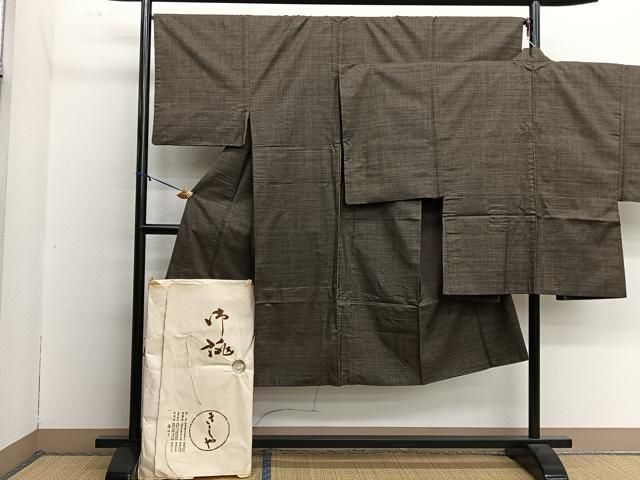 平和屋着物男性　本場大島紬　アンサンブル　100亀甲　銀座きしや　たとう紙付き　正絹　逸品　BAAM7888pm