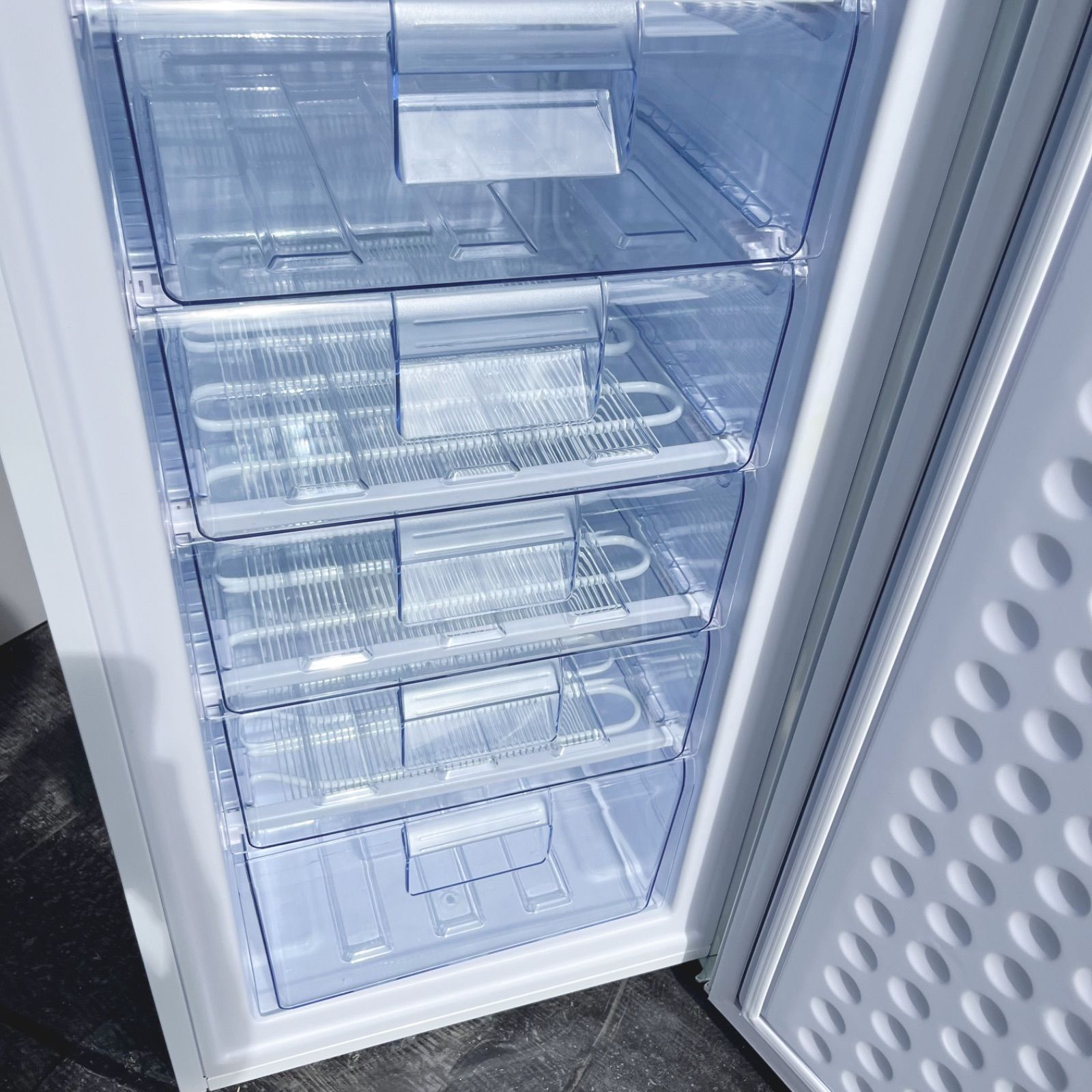 7段引出し付きシンプルホワイト冷凍庫