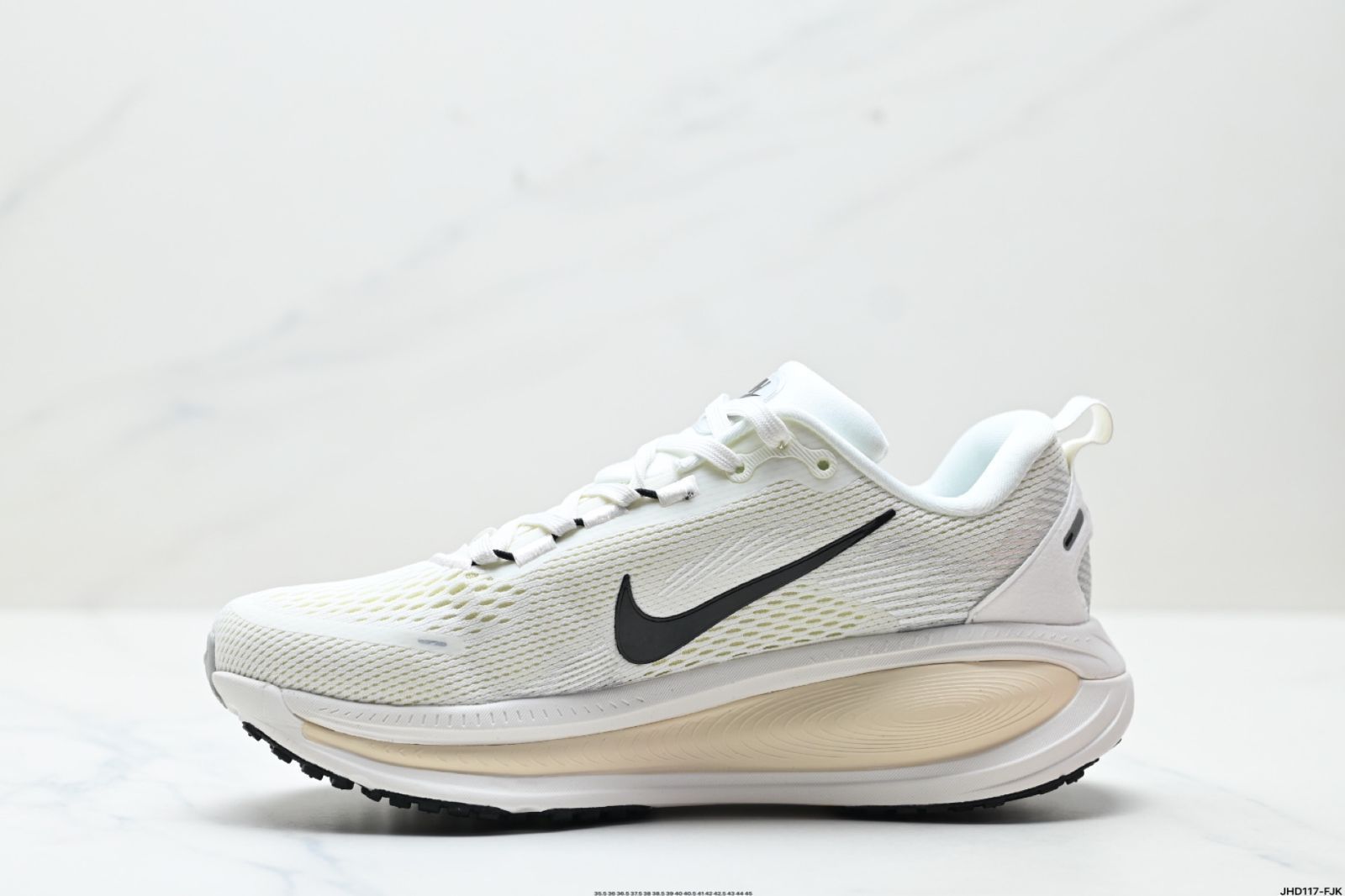 ナイキ Nike VOMERO 18 快適で衝撃吸収・滑り止め性能を備えた