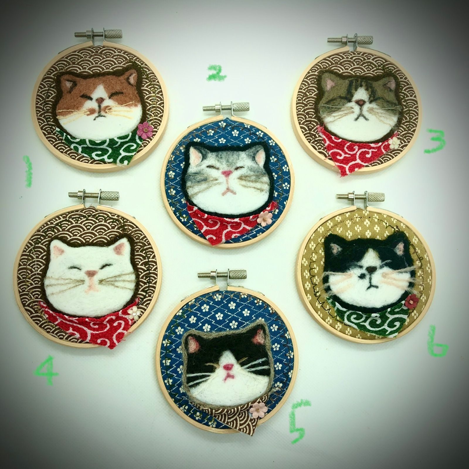 やんちゃねこの刺繍枠キーホルダー😼 羊毛フェルト 羊毛刺繍 - メルカリ