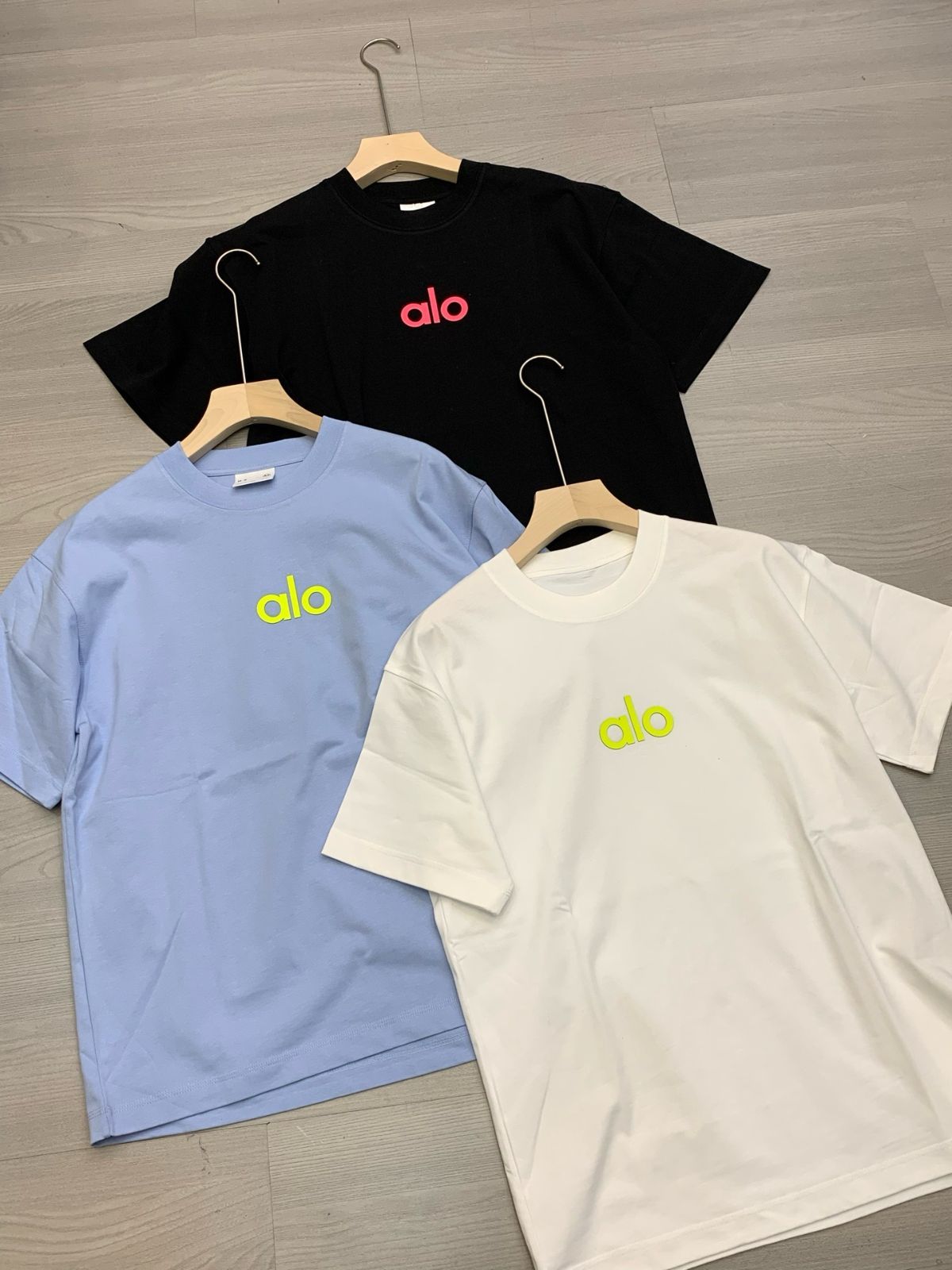 ALoドーパミン配色ロゴプリント半袖Tシャツ ALO Yoga 蛍光色シリコンロゴプリント ユニセックス半袖Tシャツ