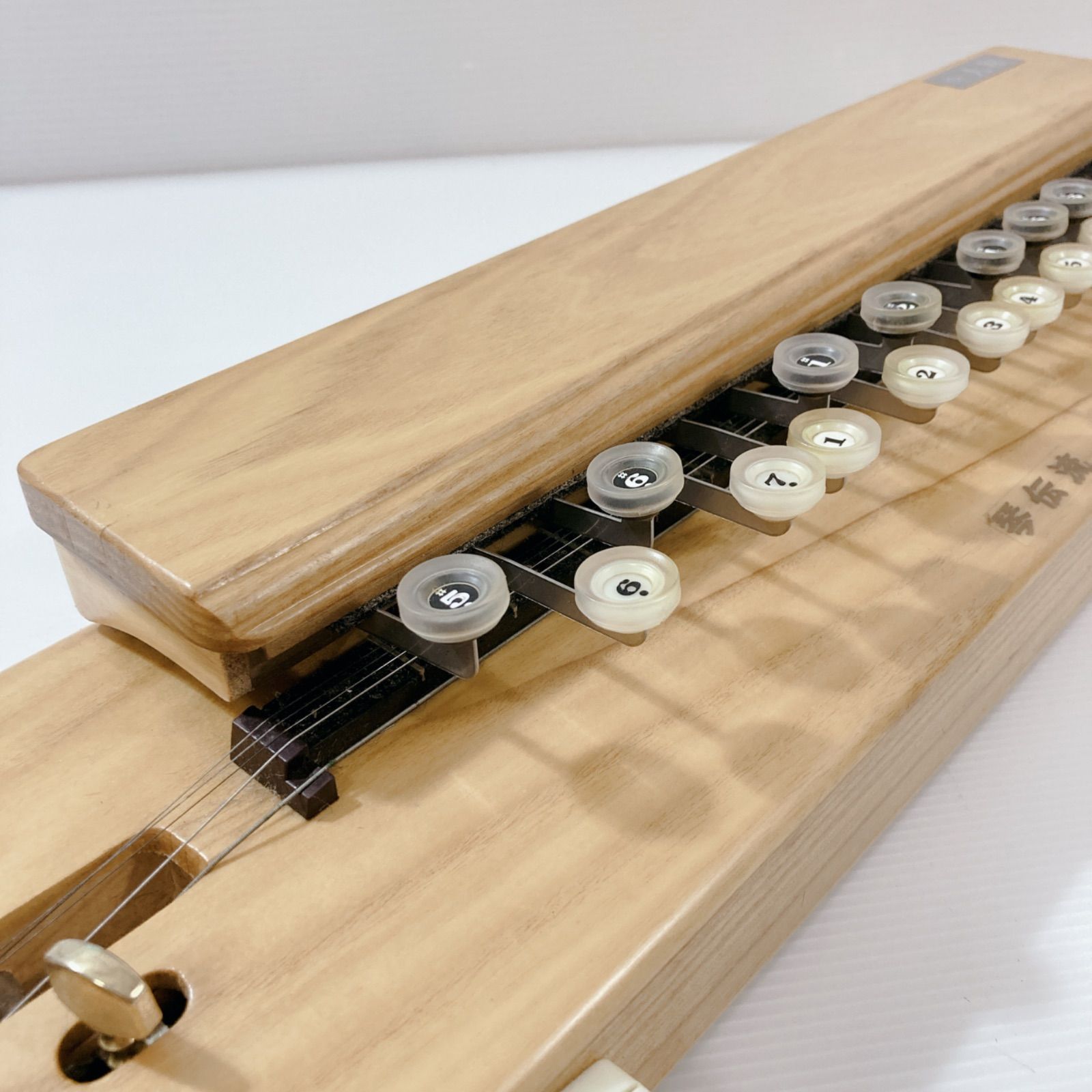 【初心者向け】大正琴 琴伝流 さつき ハードケース・予備弦・手引書付 動作未確認 初心者向け】大正琴 琴伝流 さつき ハードケース・予備弦・手引書付