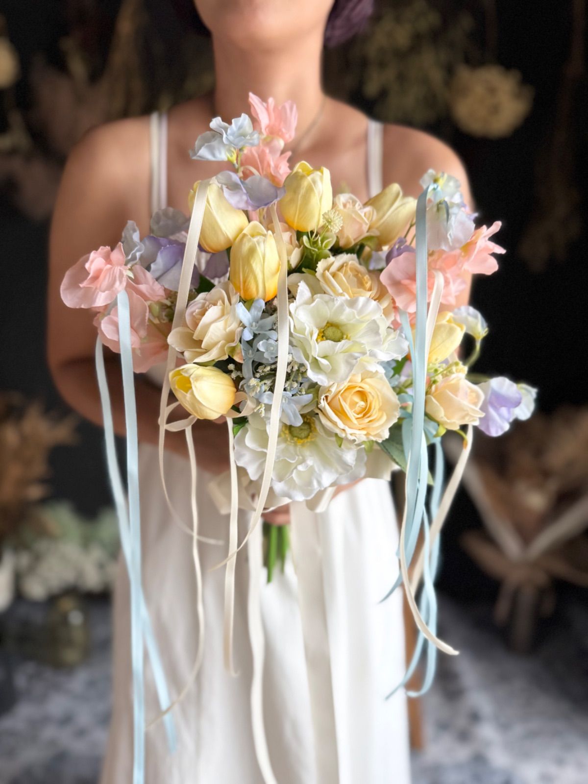 白アネモネ×サーモンピンク×水色クラッチブーケ ブートニア WWW_OLIVIERBERNSTEIN_COM