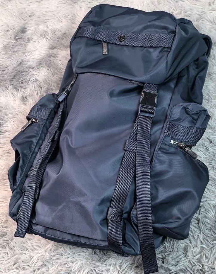 男女兼用ルルレモン lululemon Wunderlust Backpack 25Lリュックネイビー