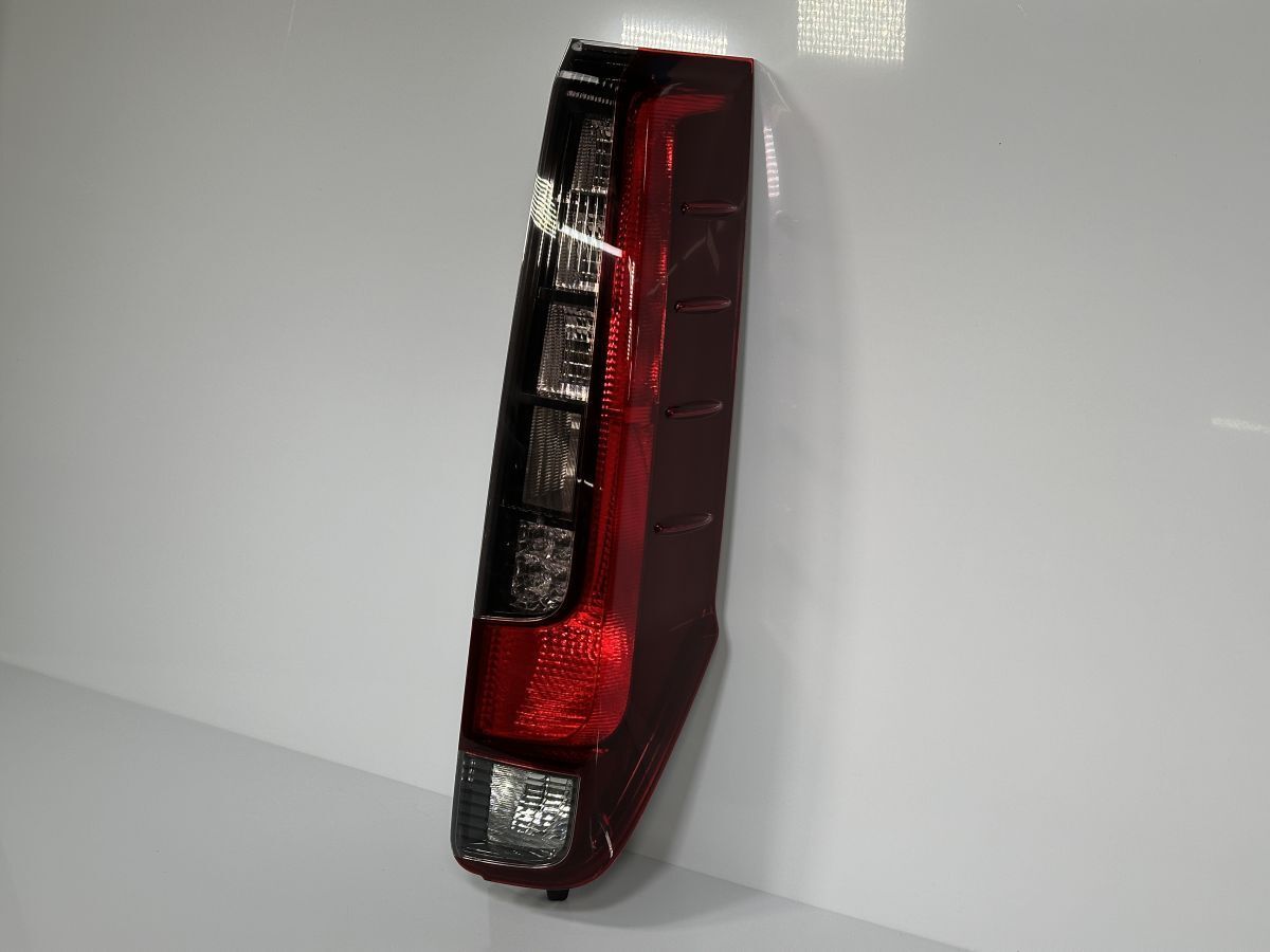 破損キズなし エスクァイア ノア ZRR80G ZRR80W ZWR80G ZWR80W 前期 純正 右テールランプ LED 81551-28550 28-231 AR 管理31743