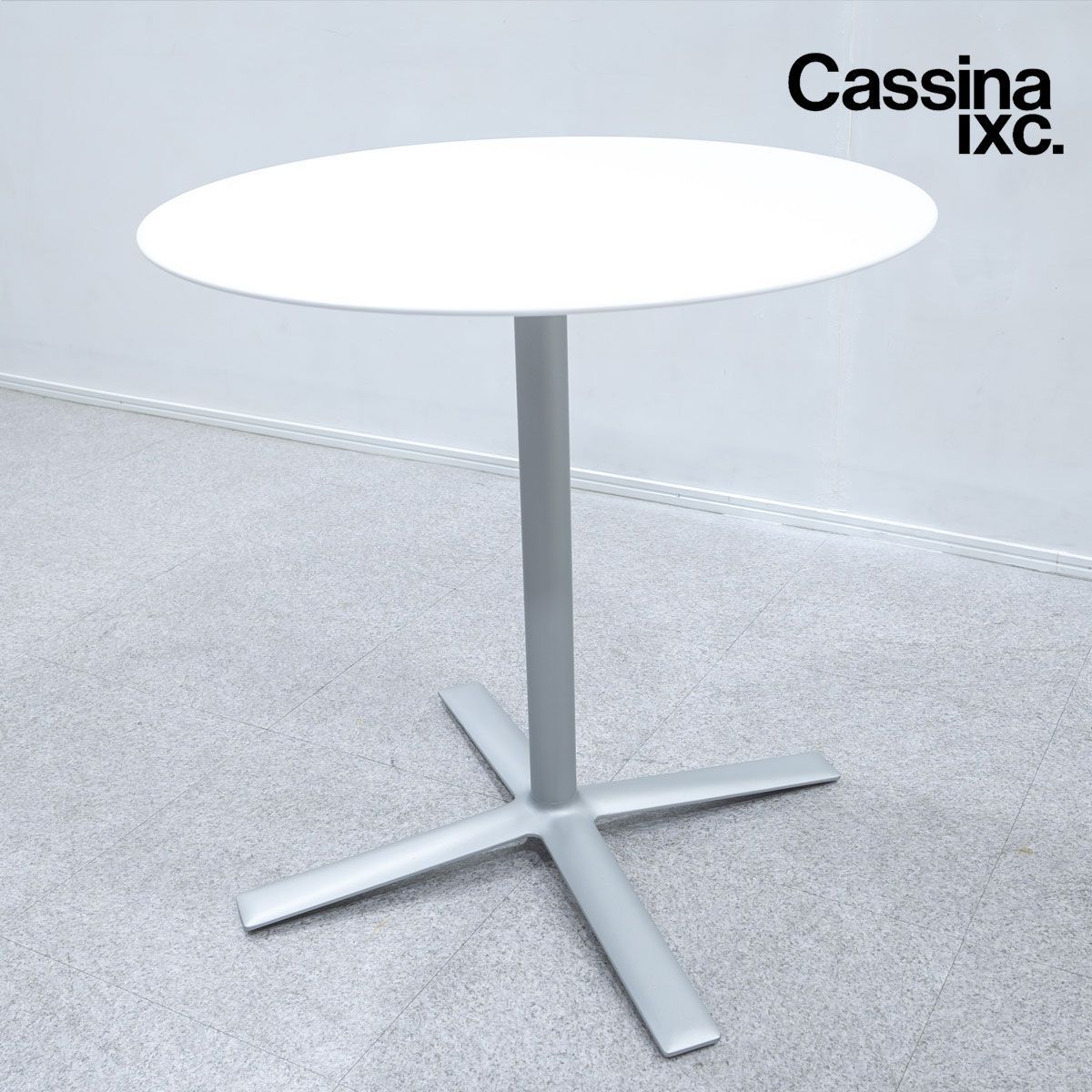 【中古品】Cassina ixc. カッシーナイクスシー FLOW フロー テーブル ラウンド シルバー ホワイト Ru0026D 定価14万