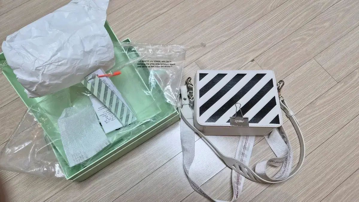オフホワイト ダイアグ フラップバック 白を売る