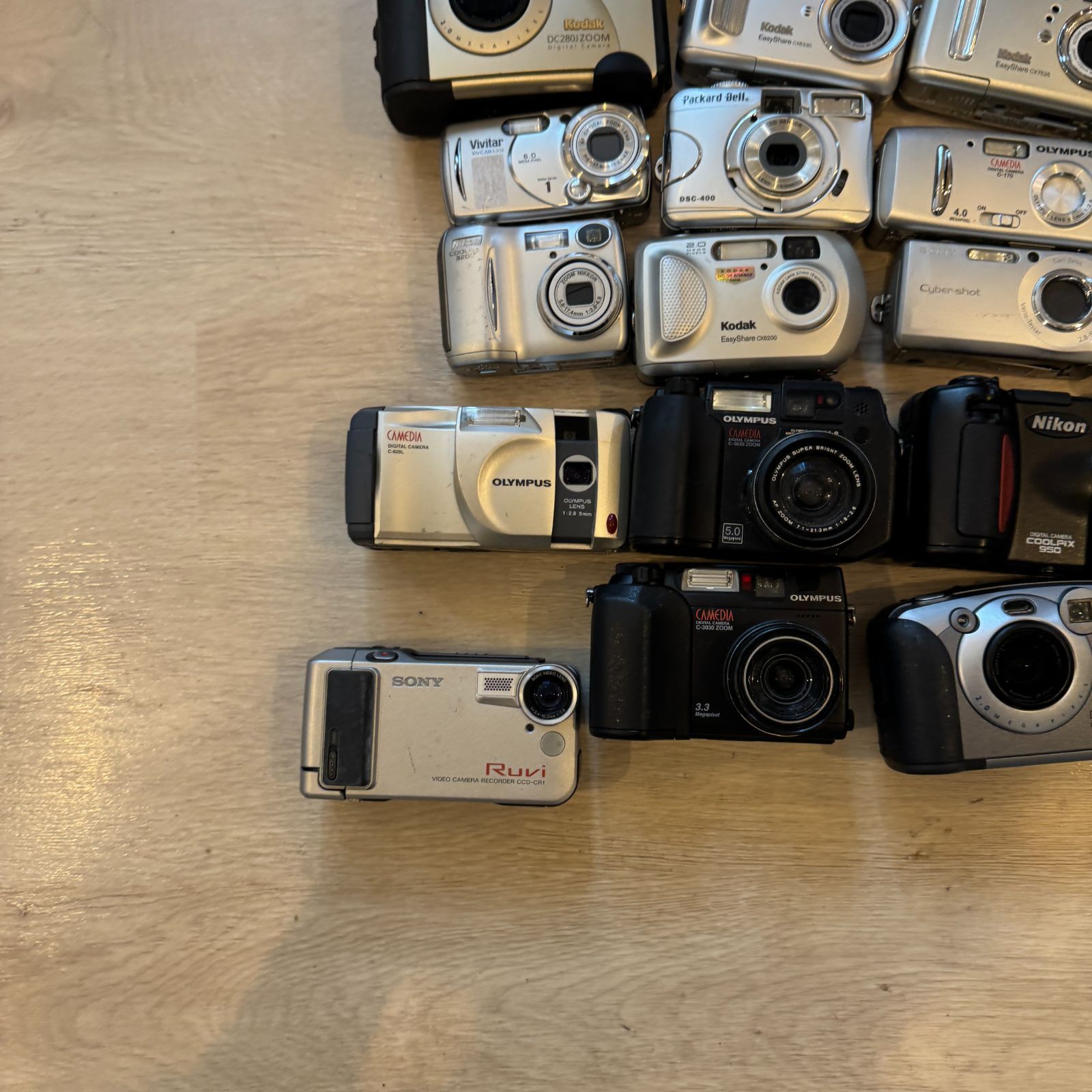 Nikon 、SONY 、OLYMPUS などのデジタルカメラ デジカメ 21台 中古 ジャンク 現状品 デジタルカメラまとめ(17個) SONY OLYMPUS Canon FUJIFILM Nikon など