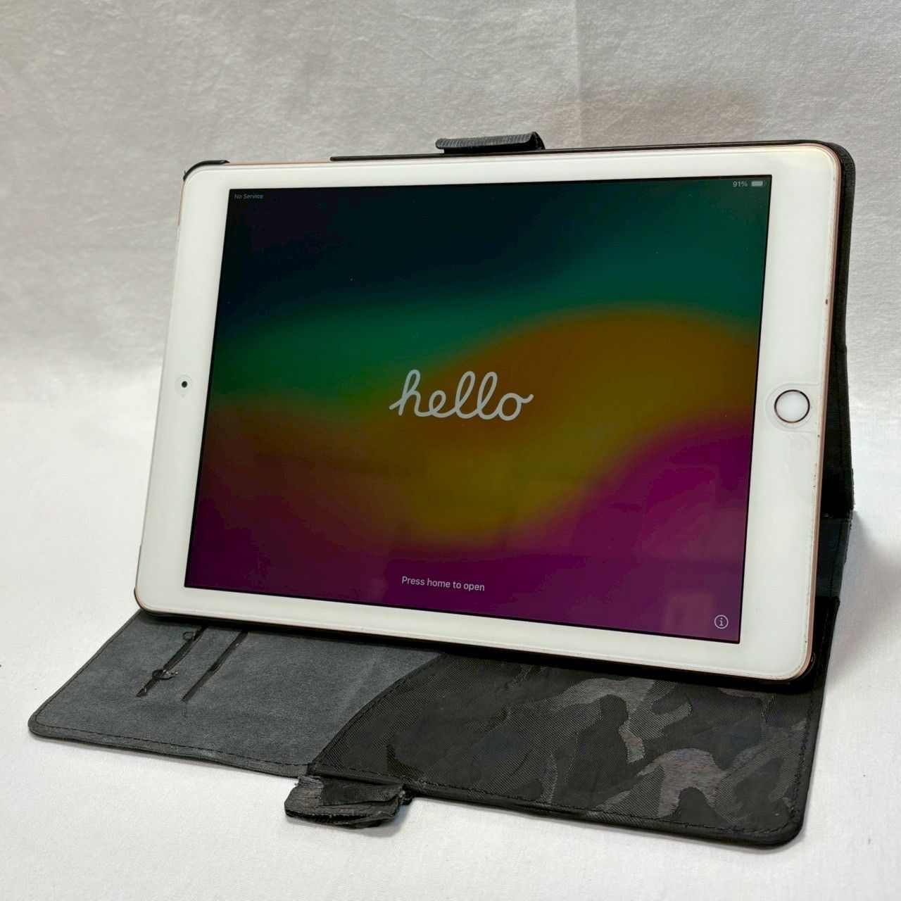 iPad|第6世代|32GB|ゴールド|MRM02J|A|ドコモ判定|ケース付き|バッテリー良好|No.752