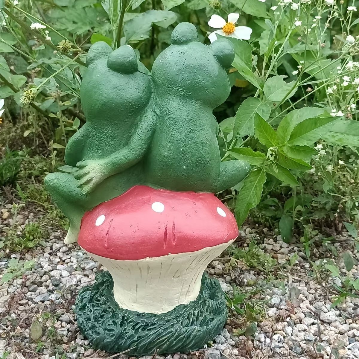 キノコの上に乗っているカエル かえる