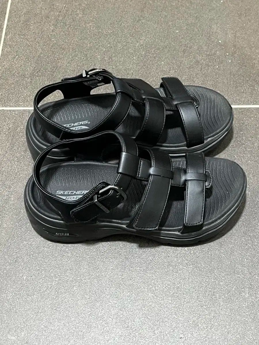 SKECHERS スケッチャーズ ゴーウォーク アーチフィット 2 0 黒 フィッシャーマン サンダル KIN-KAAI_COM