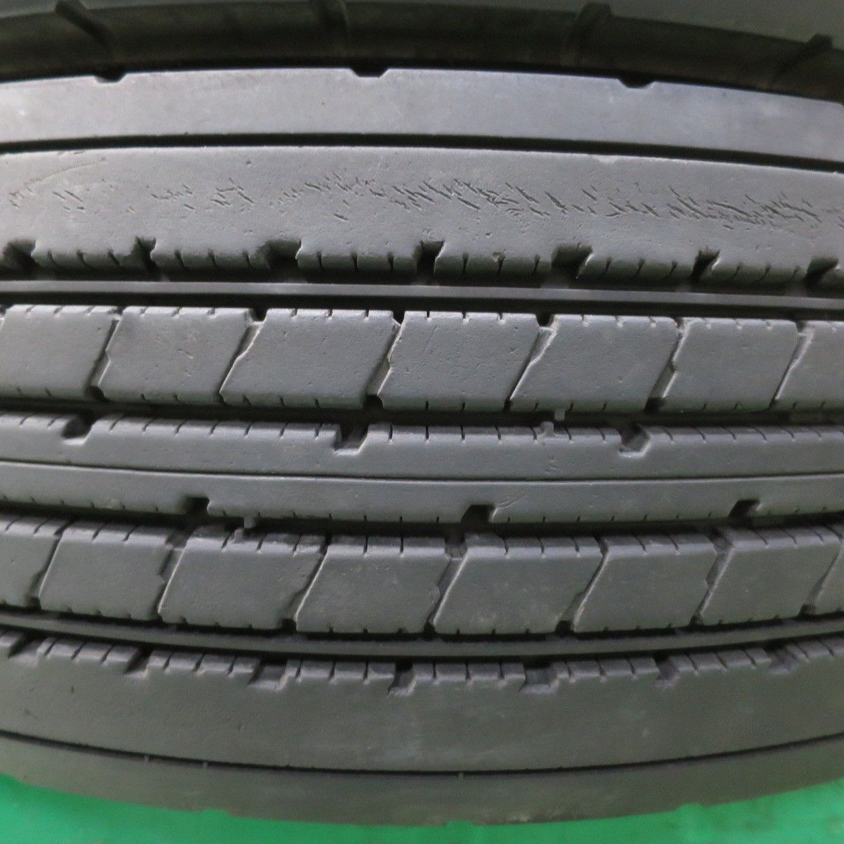 F128 バリ溝程度良好／BS 215/70R17.5 123/121J／ブリヂストンR225／6 