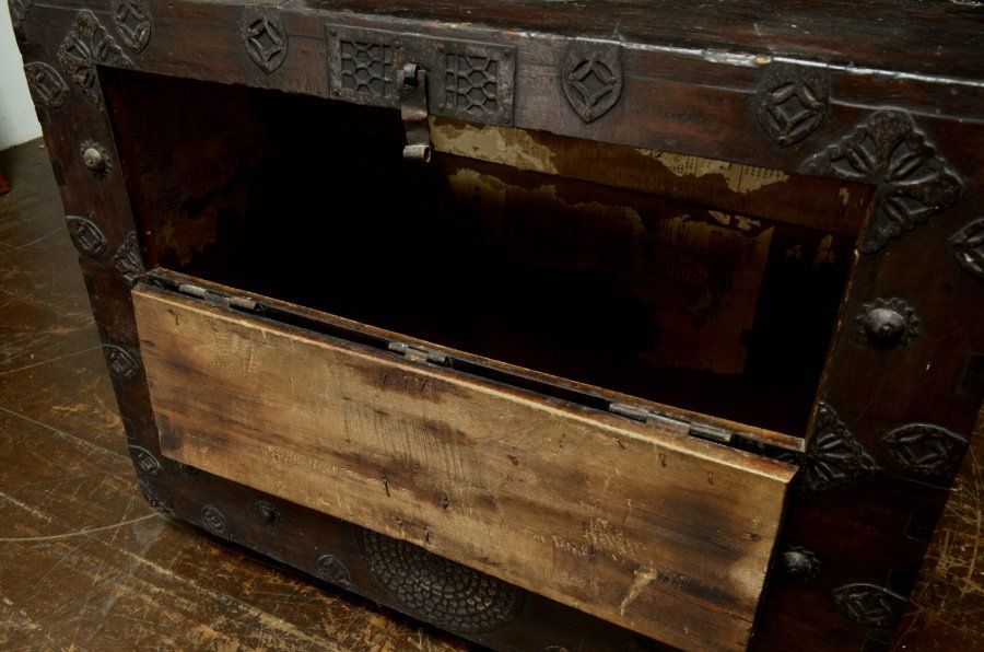 蔵A5527 李朝家具 小ぶりモリジャン バンダジ 鍵付 鉄金具 李朝箪笥