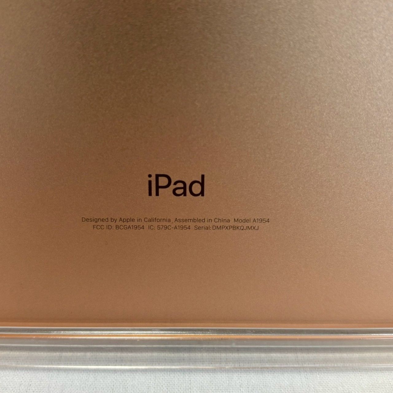iPad|第6世代|32GB|ゴールド|MRM02J|A|ドコモ判定|ケース付き|バッテリー良好|No.752