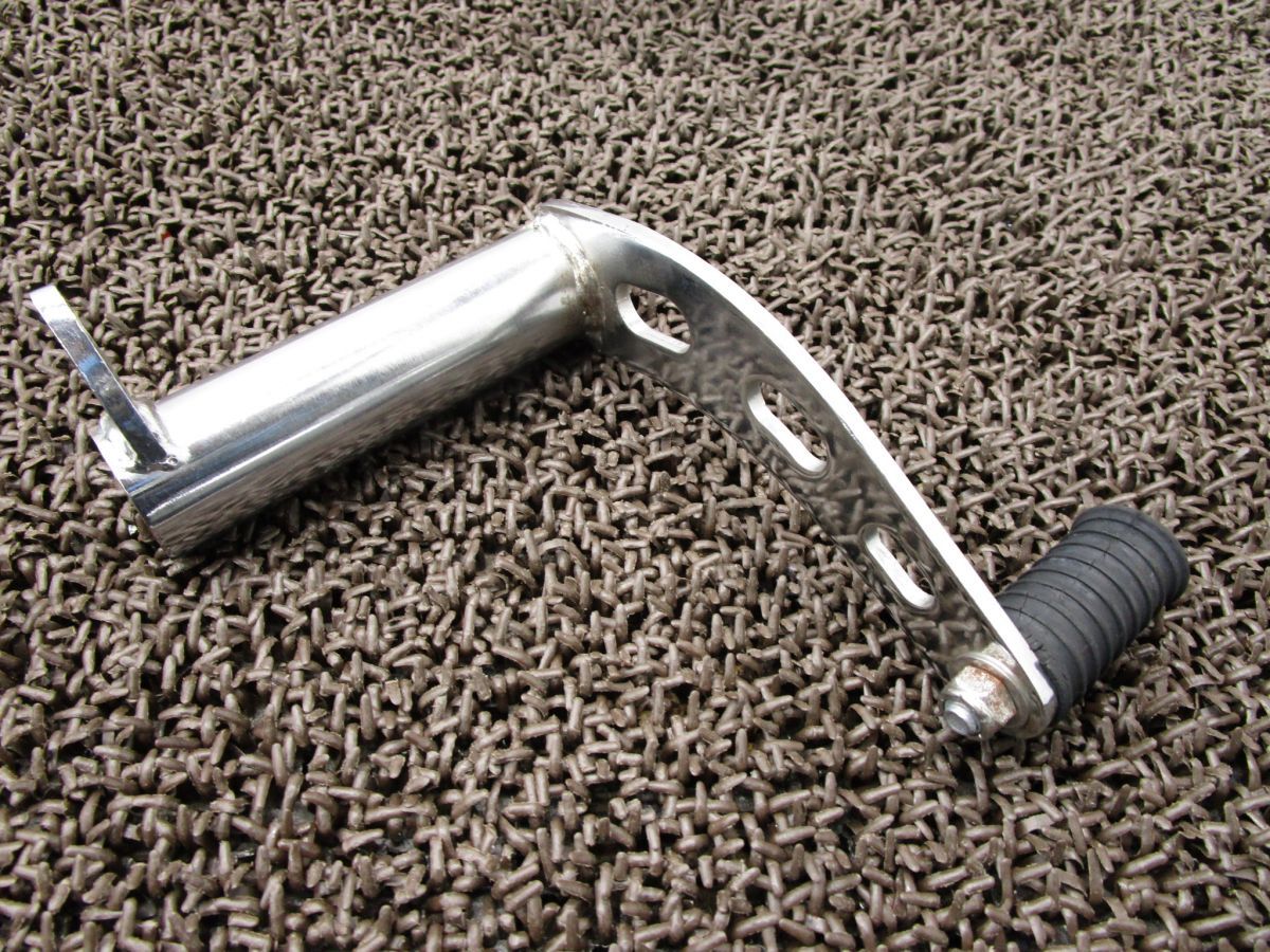 ブレーキペダル