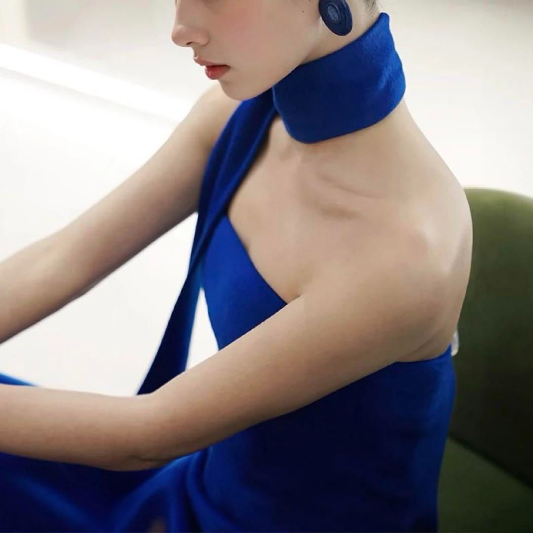シンプルオシャレな鮮やかなブルーが魅力のベア ロングドレス シンプルオシャレな鮮やかなブルーが魅力のベア ロングドレス