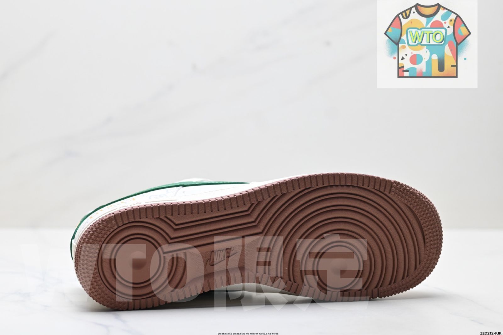 NIKE AIR FORCE 1'07 LV8. The original last and cardboard are