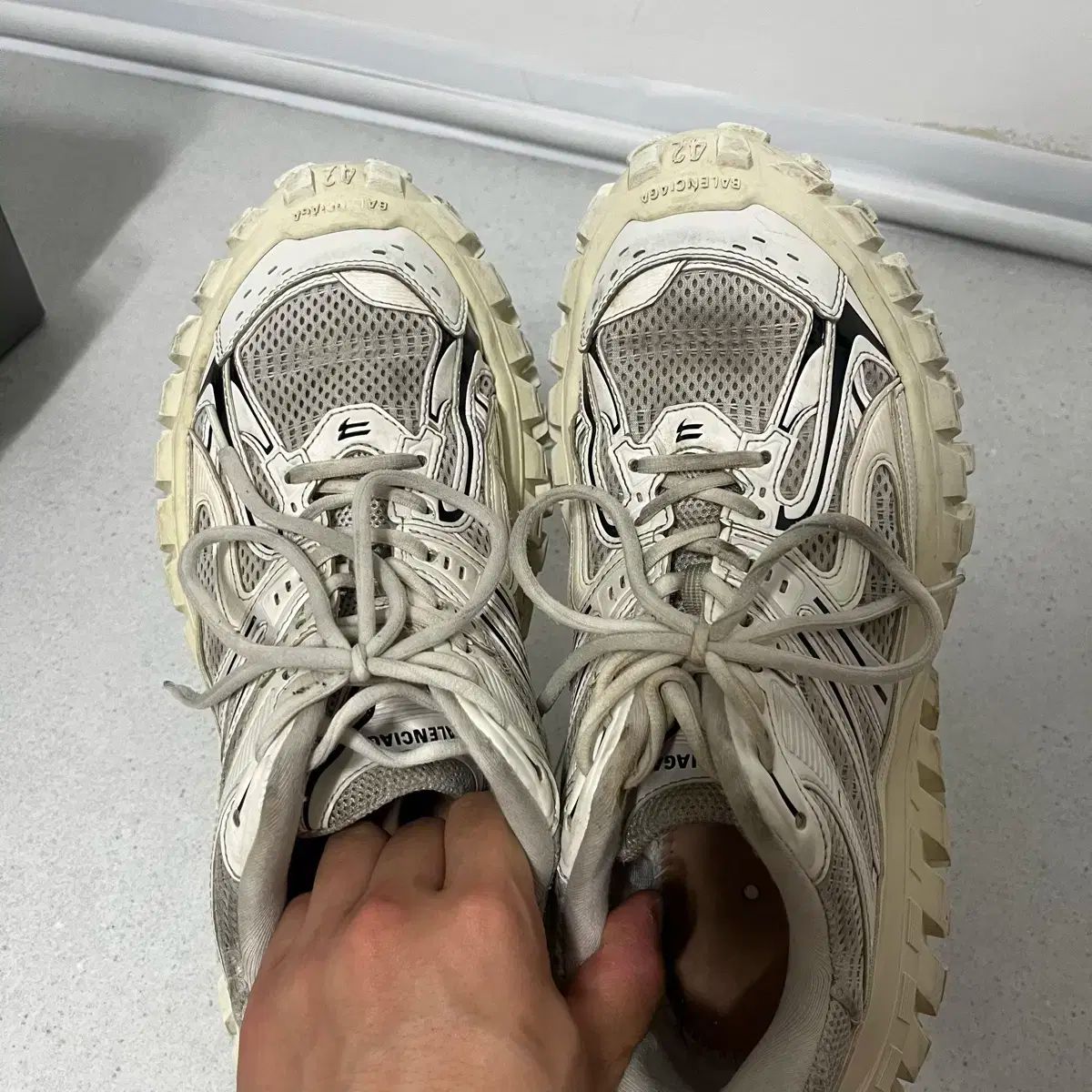 BALENCIAGA(バレンシアガ) ディフェンダー 42 エッグシェル