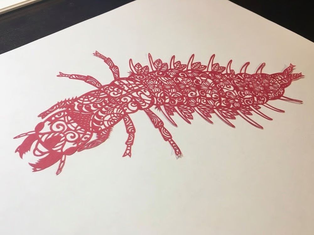 切り絵「ヘビトンボの幼虫」
