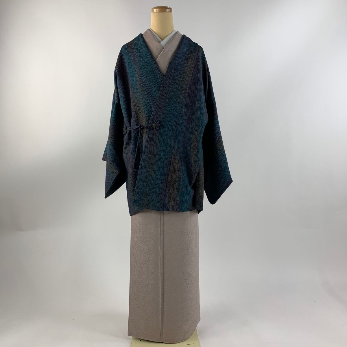 8424円から値引き中 着物 名品 道中着 茶緑色 幾何学 縮緬 正絹 103cm Mサイズ 中古 道中着 コート リサイクル 着物 正絹 袷 一刀彫 こげ茶 地紋 霞文様 セミフォーマル カジュアル 春 秋 冬 仕立て上がり  身丈110.5 裄丈70 Ｌサイズ ハオリモノ みやがわ sb12955 | リサイクル着物 みやがわ 中古着物