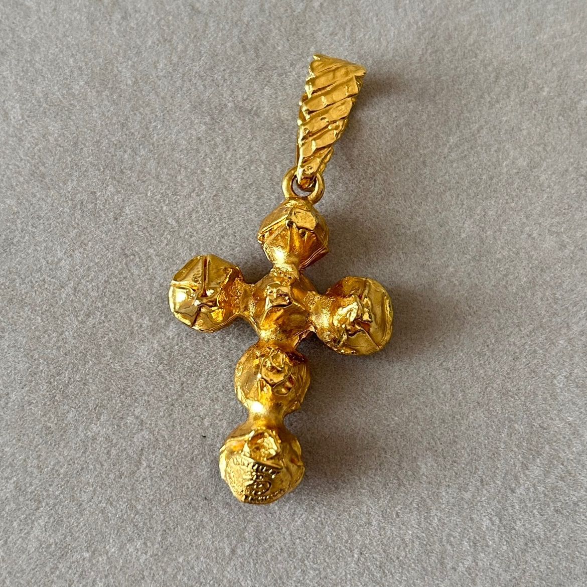 Christian Lacroix クロス ネックレストップ ラインストーン Christian Lacroix クロス ネックレストップ ラインストーン