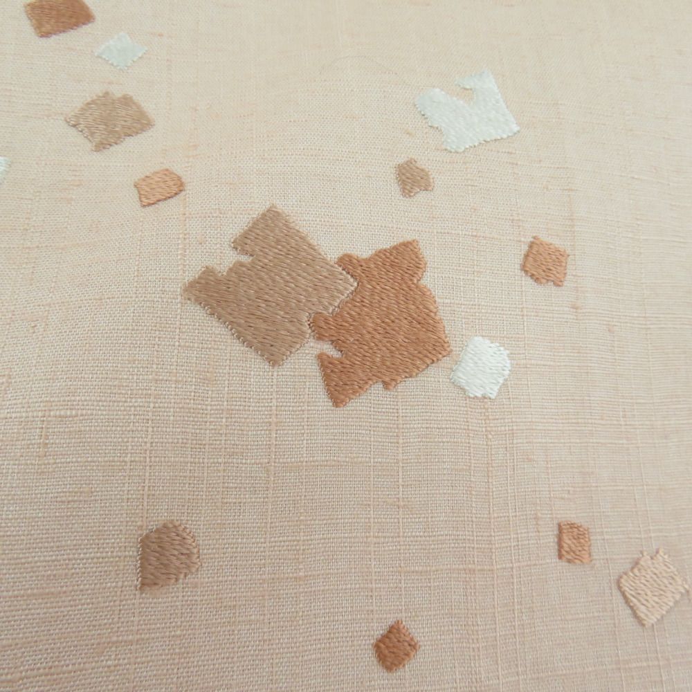 紬 着物【 ぎをん齋藤 】付下げ柄 刺繍文様 方形ちらし 袷 広衿 薄桃色