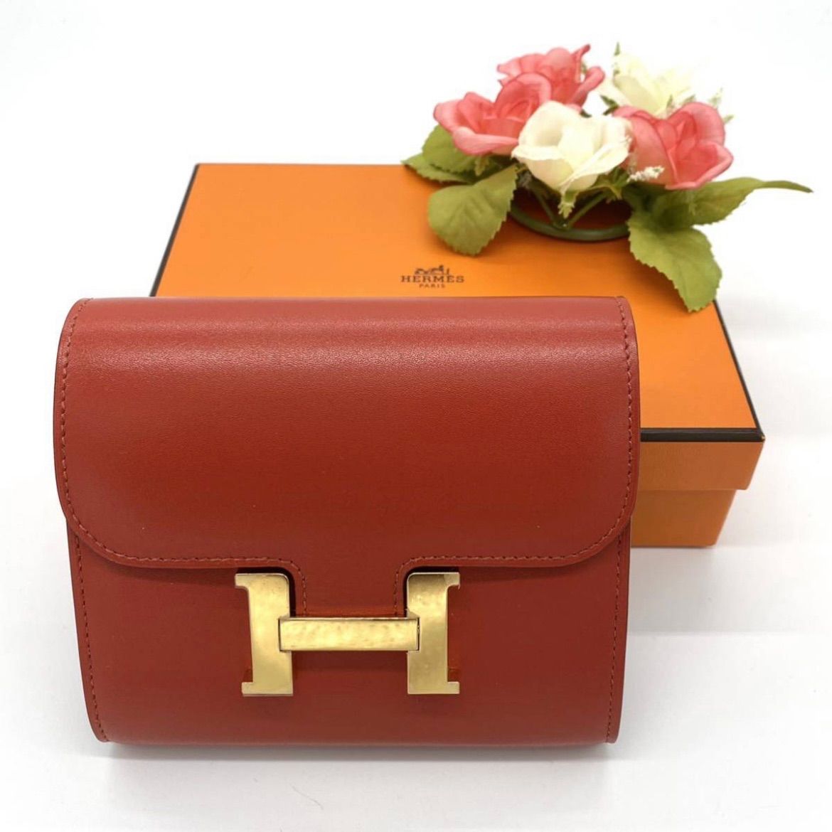 未使用!!】HERMES エルメス コンスタンス コンパクトウォレット 二つ折り財布 レッド×ゴールド H金具 ブランド 鑑定済み□ - メルカリ