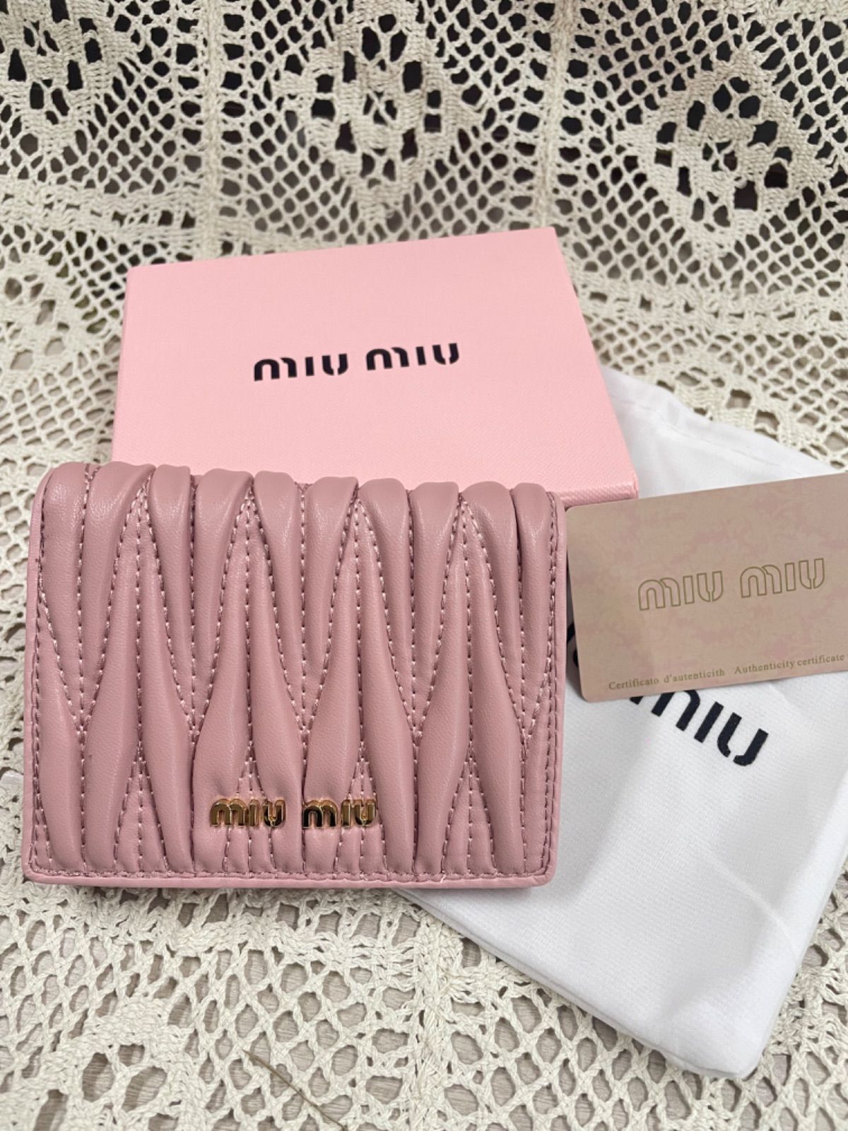 即日发送 新品 MIU MIU 折り財布 マテラッセ ピンクベージュ