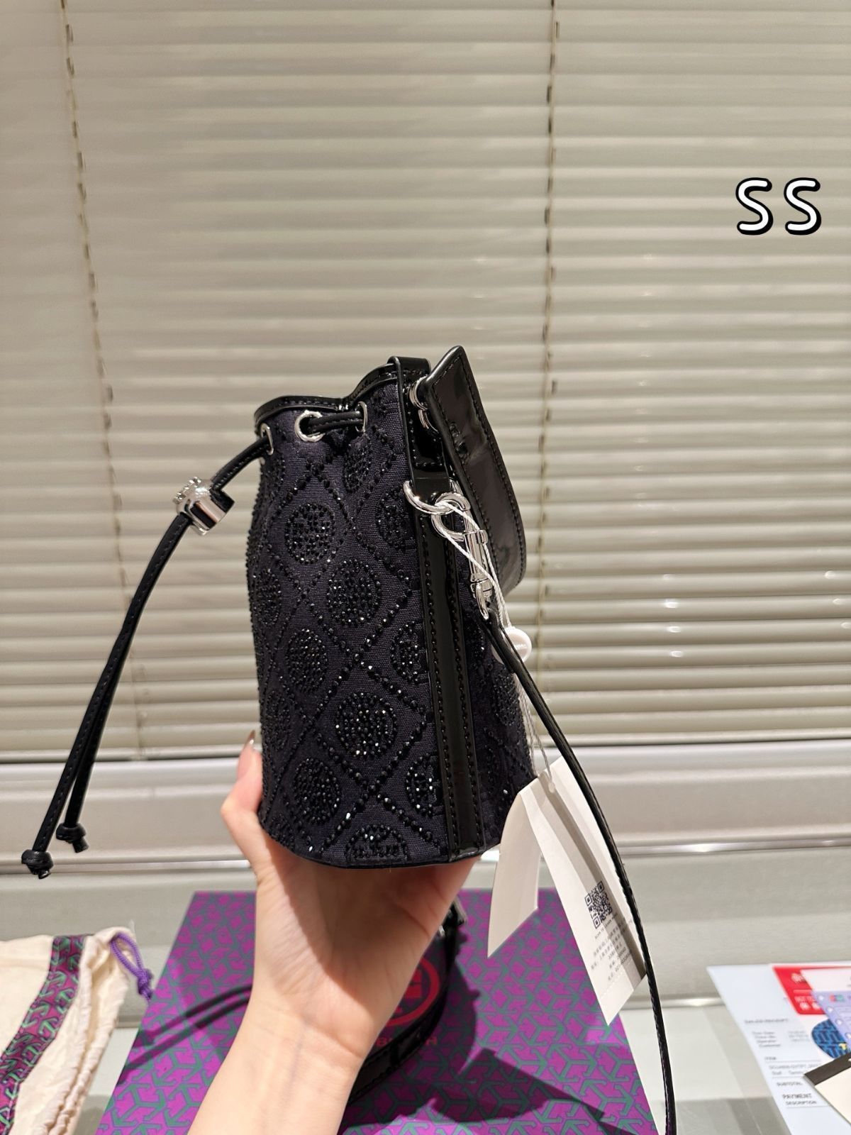 今日特価】Tory Burch TB Rhinestone Drawstring Bucket Bag