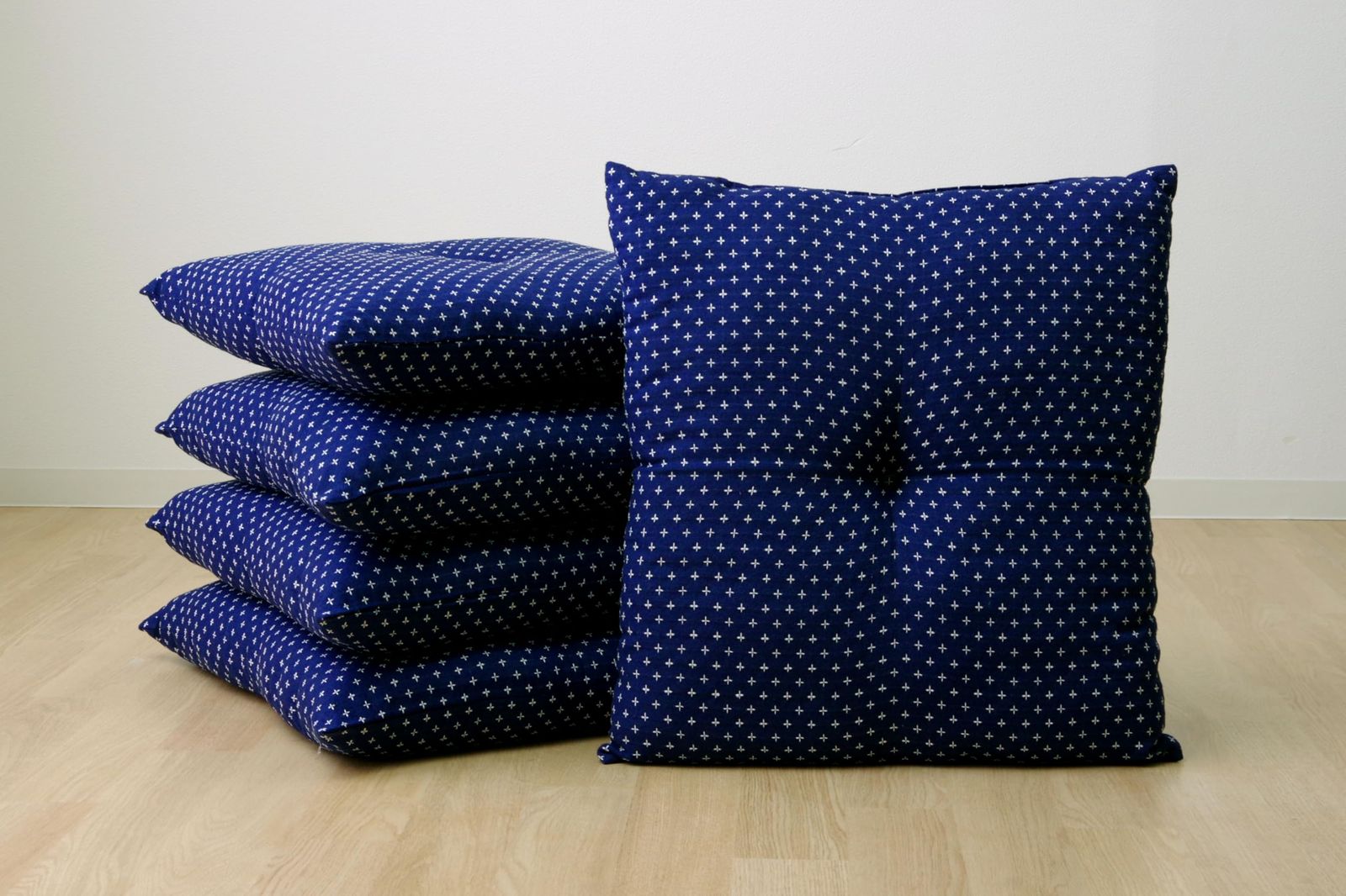 【迅速発送】イケヒコ 座布団 銘仙判 日本製 刺し子調 ネイビー 約55×59cm 5枚組 クッション おしゃれ 和モダン 和室 洋室 来客用 ＃1240880192308