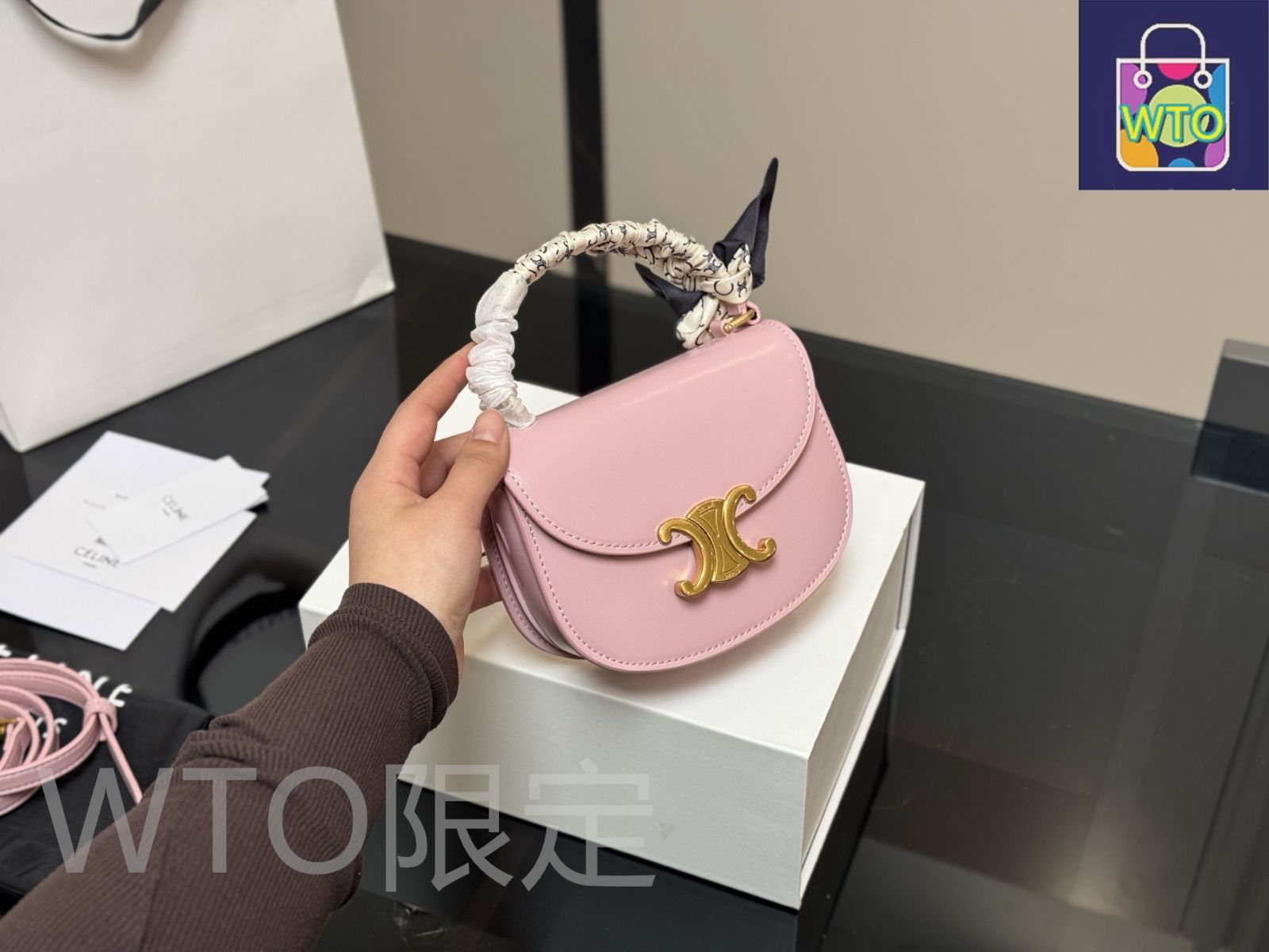 【スマートでコンパクト☆】CELINE ハンドバック 今日特価】Celine Besace Triomphe カワイイハンドバッグ-WTO