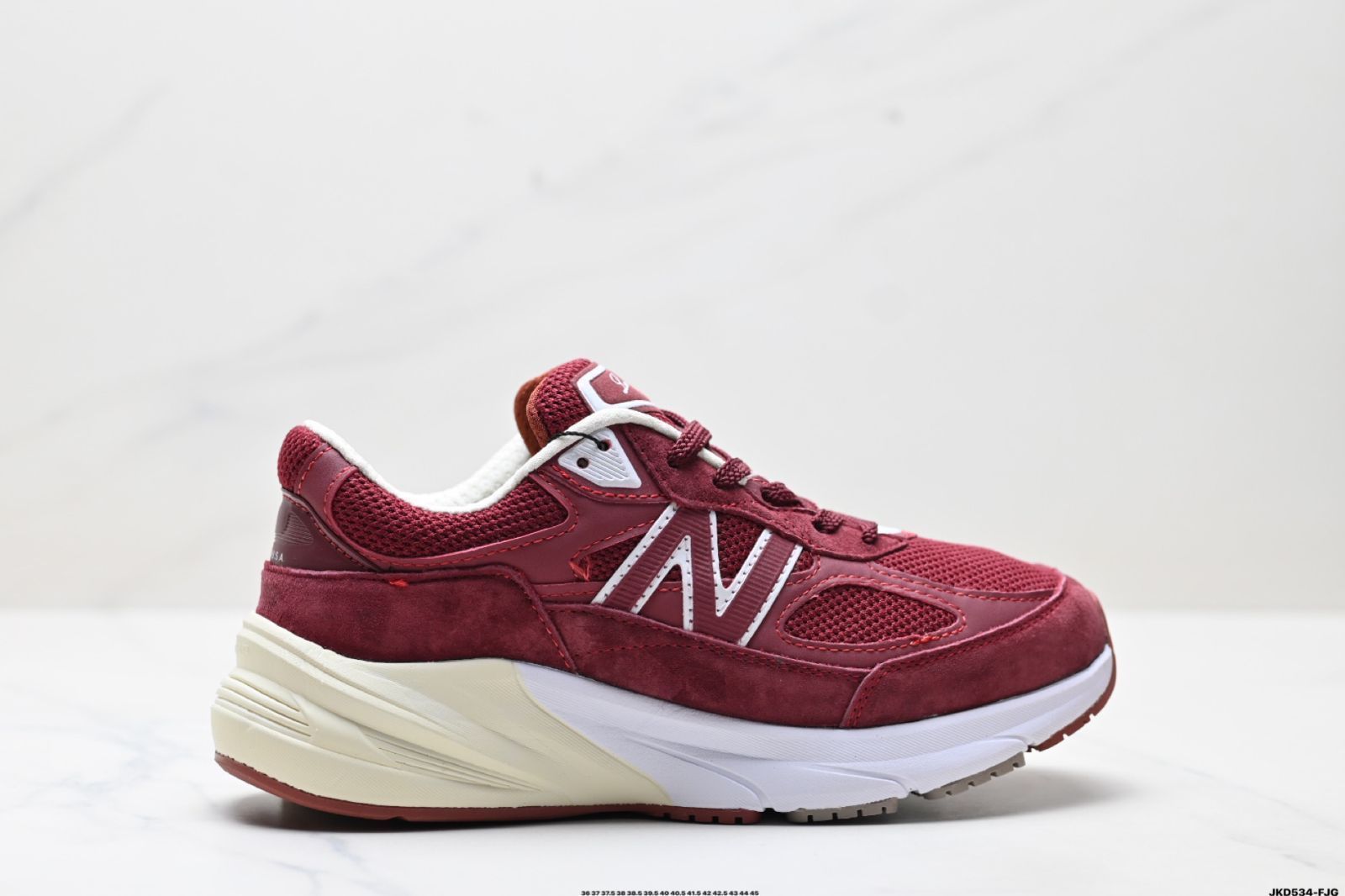 今日 ニューバランス New Balance U990 アメリカンメイド血統のレトロスポーツランニングシューズ 1982 年からの元祖級 ダディーシューズ 990 シリーズです