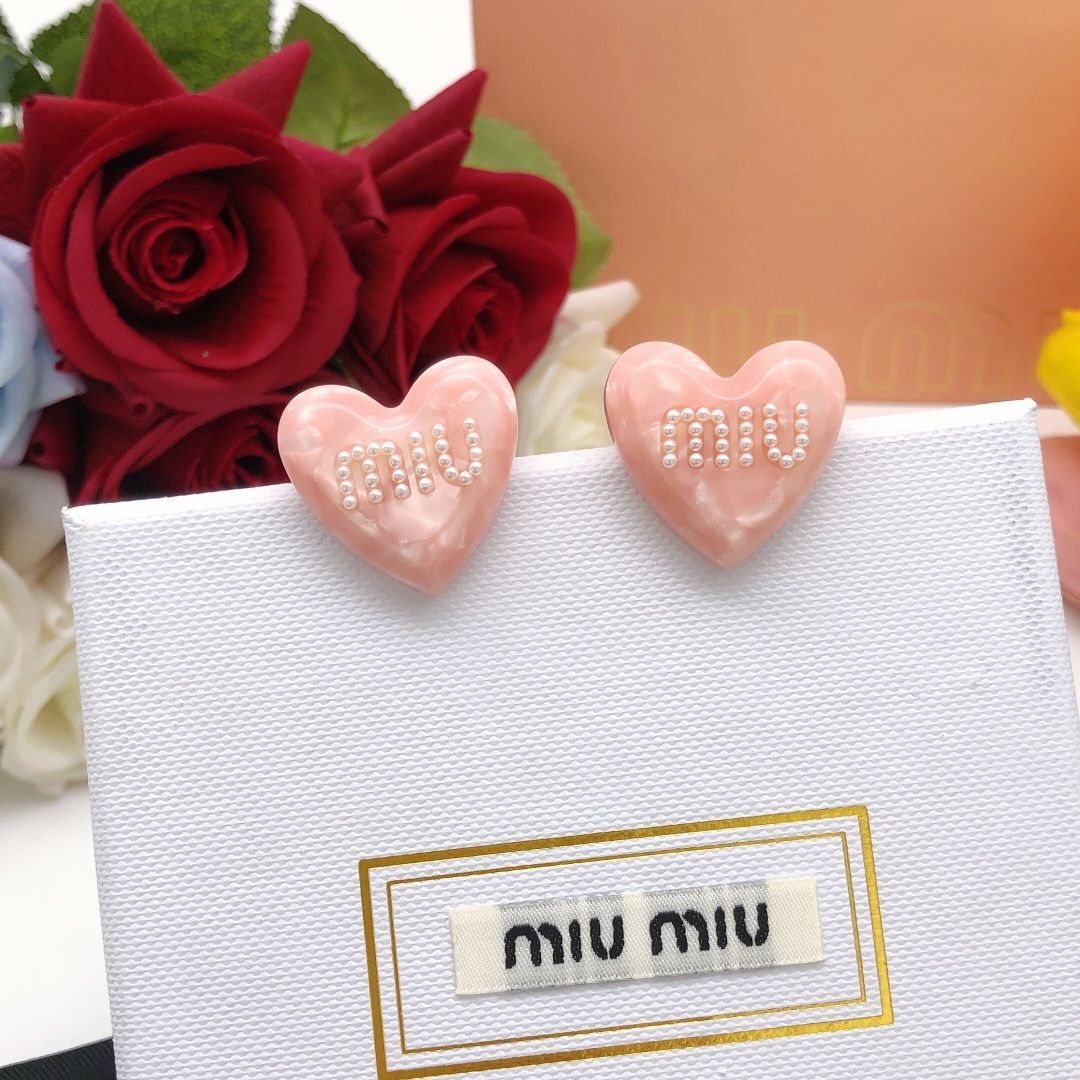 新品未使用】MIU MIU（ミュウミュウ）ハート型ロゴデザインピアス フェミニンなピンクのキュートなアクセント - メルカリ