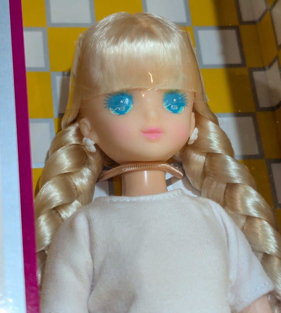 前髪あり三つ編みおさげ