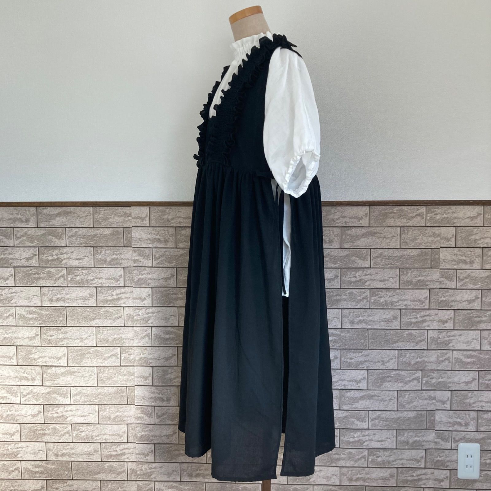 ギャザーフリル＆ピンタック サイドリボンのエプロンワンピース