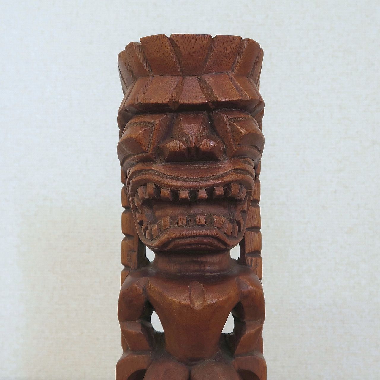 ティキの木彫りの置物 ティキ カナロア TIKI KANALOA 30cm 木製スワール無垢材 ハワイアン雑貨 オブジェ 置物 TIKI木彫り ティキ像  ティキの置き物 ハワイのおみやげ 350123 - メルカリ