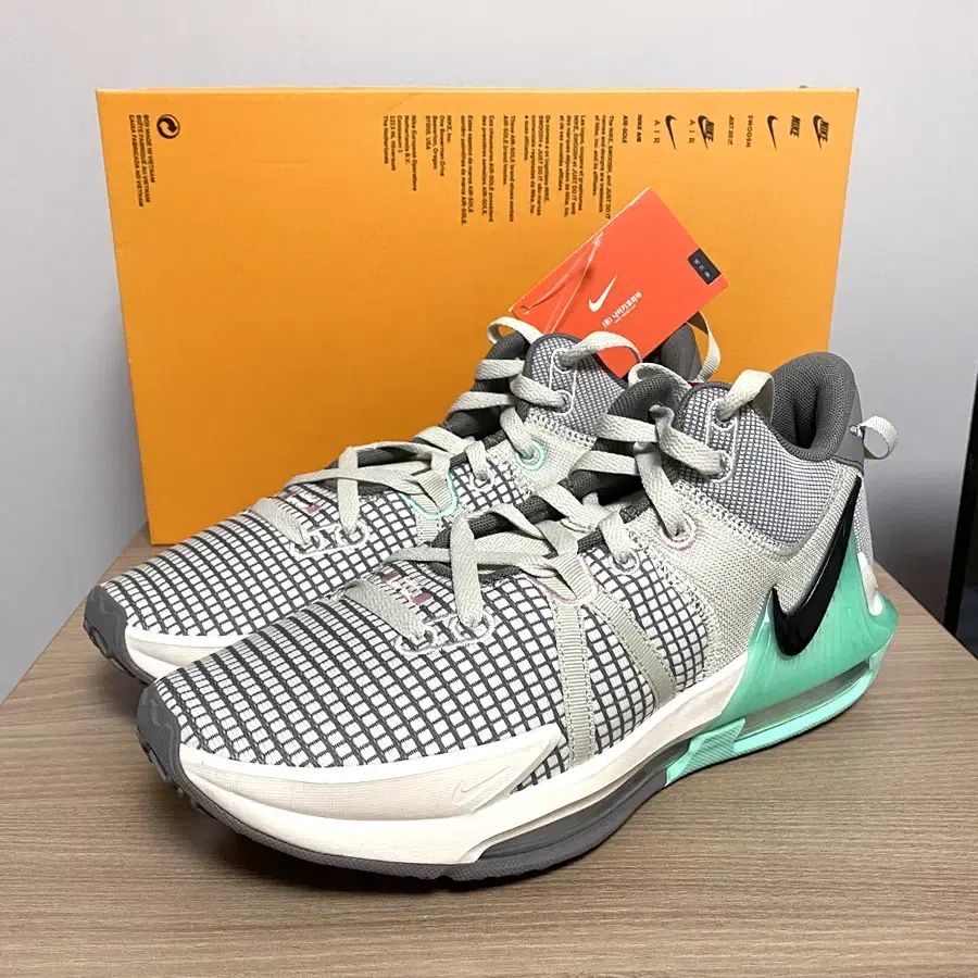 NIKE ナイキ レブロン 証人 7 265 275mm バスケットシューズ 正規品