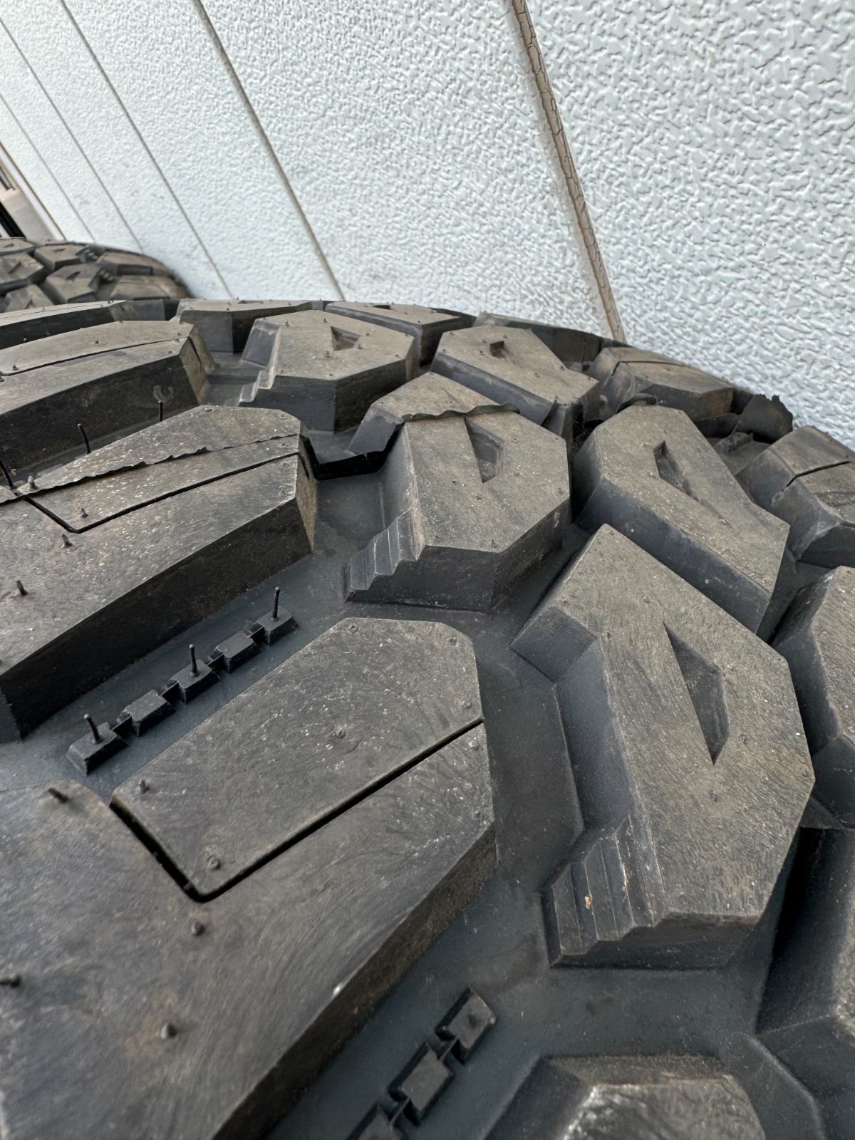 MONSTA EXTREME MUD 33×12.5R20 ホワイトレター 4本セット マッドタイヤ FFCRYSTALESIA_COM