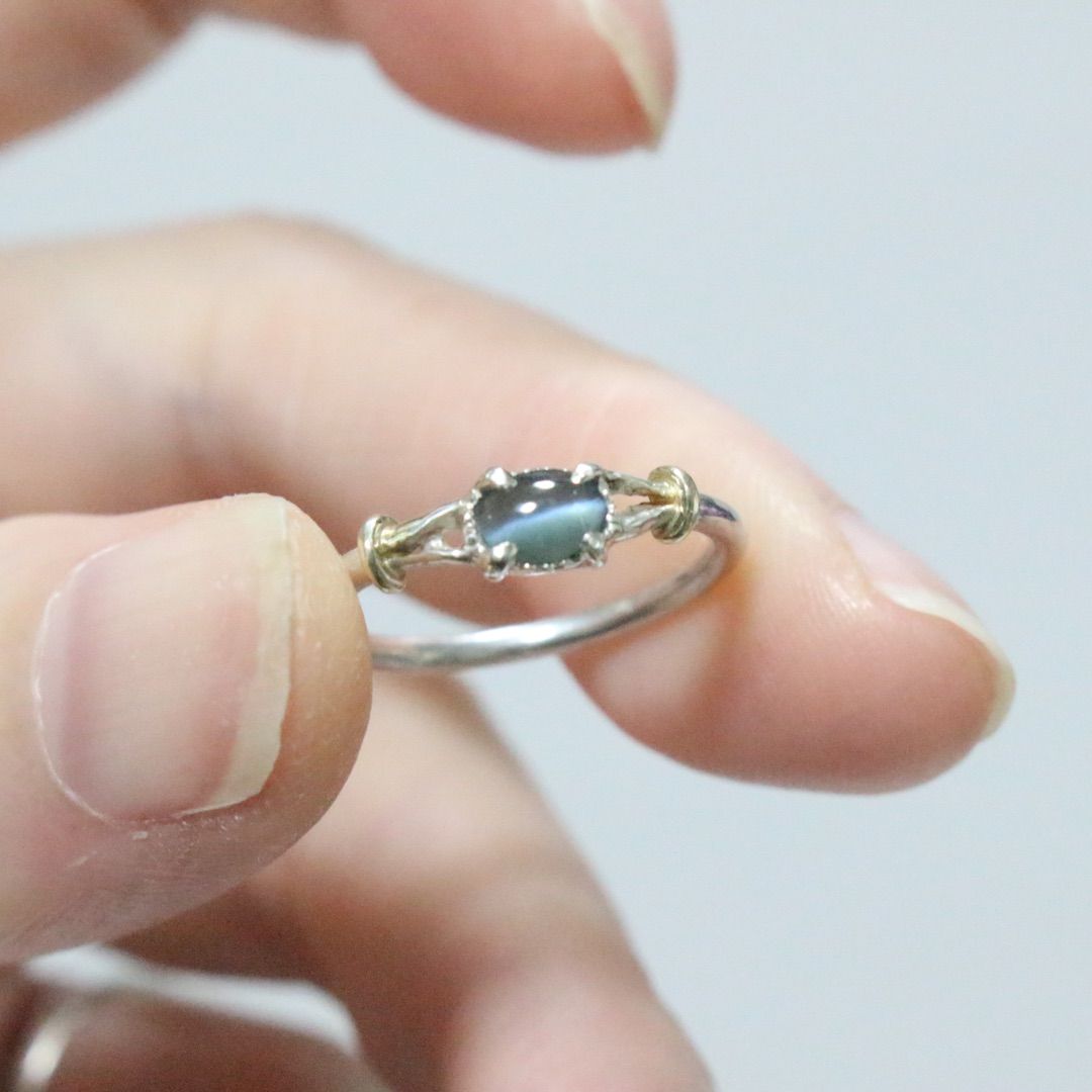 青み緑色のアレキサンドライトキャッツアイK10小ワッカのシルバーリング8.5号